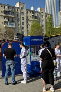 Автомат с игрушками с стендом Хватайка